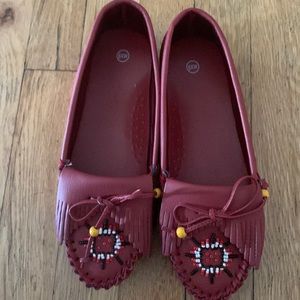 Red Moccasin shoes Beaded front size 6xW